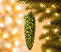 Voir la slide Suspension de Noël en verre soufflé pomme de pin verte pailletée élancée H16cm Ø3cm - Lilosquare