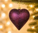 Voir la slide Boule de Noël en verre soufflé forme cœur violet aubergine mat motifs pailletés fuchsia et dorés H11cm - Lilosquare