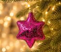 Voir la slide Boule de Noël en verre soufflé étoile à 6 branches rose fuchsia brillant arabesques pailletées H7cm - Lilosquare