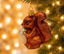 Voir la slide Suspension de Noël en verre soufflé en forme d'écureuil roux pailleté tenant un gland blanc givré H 7 cm sur fond blanc