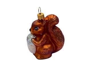 Suspension de Noël en verre soufflé en forme d'écureuil roux pailleté tenant un gland blanc givré H 7 cm sur fond blanc