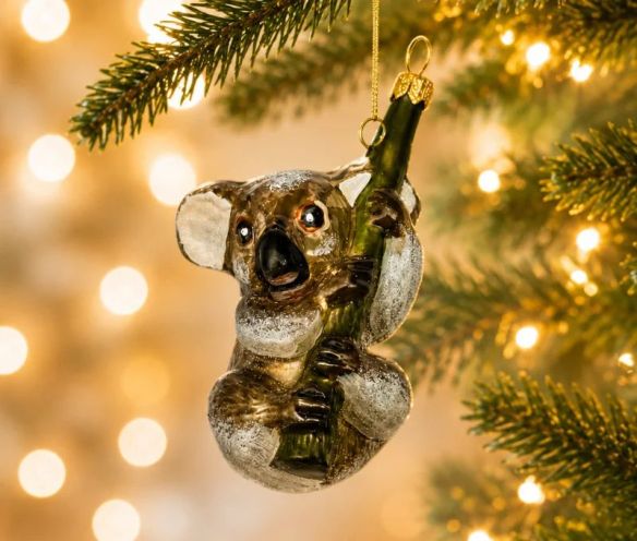 Boule de Noël originale en verre soufflé koala gris accroché à une branche verte H8cm - Lilosquare