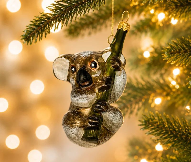 Boule de Noël originale en verre soufflé koala gris accroché à une branche verte H8cm - Lilosquare