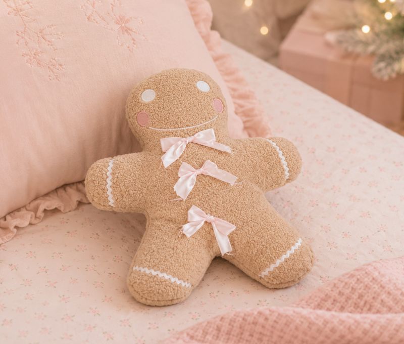 Coussin Noël bouclette beige forme bonhomme pain d'épices trois nœuds satin rose joues roses sourire brodé 35x38cm - Lilosquare