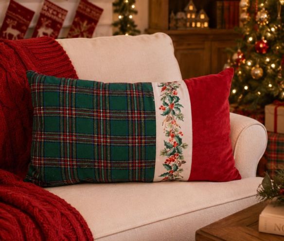 Coussin de Noël rectangulaire tartan vert bande centrale houx baies rouges imprimé velours rouge 30x50cm - Lilosquare