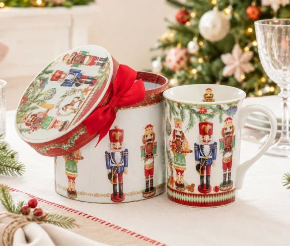 Mug porcelaine blanc motif casse-noisettes colorés guirlandes et boîte cadeau ronde assortie ruban rouge H11,5cm 320ml