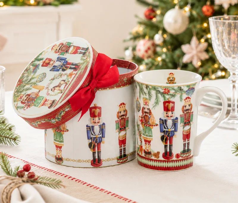 Mug porcelaine blanc motif casse-noisettes colorés guirlandes et boîte cadeau ronde assortie ruban rouge H11,5cm 320ml