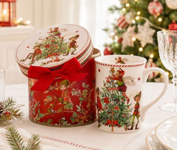 Mug droit porcelaine blanc illustration lutins féeriques décorant sapin Noël rouge vert boîte cadeau ronde rouge