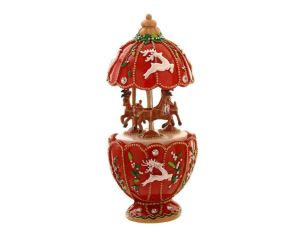 Boîte à musique de Noël rouge H17cm avec 3 rennes tournants, motifs houx et cabochons