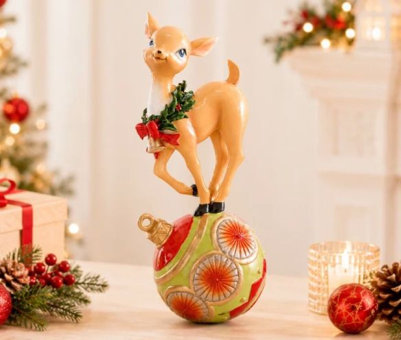 Figurine Noël résine biche faon beige couronne houx rouge nœud rouge debout sur grande boule vert rouge H27cm