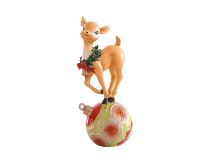 Figurine Noël résine biche faon beige couronne houx rouge nœud rouge debout sur grande boule vert rouge H27cm