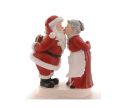 Voir la slide Figurine résine Père Noël rouge et Maman Noël tablier blanc cheveux gris s'embrassant tenant cadeaux H29cm