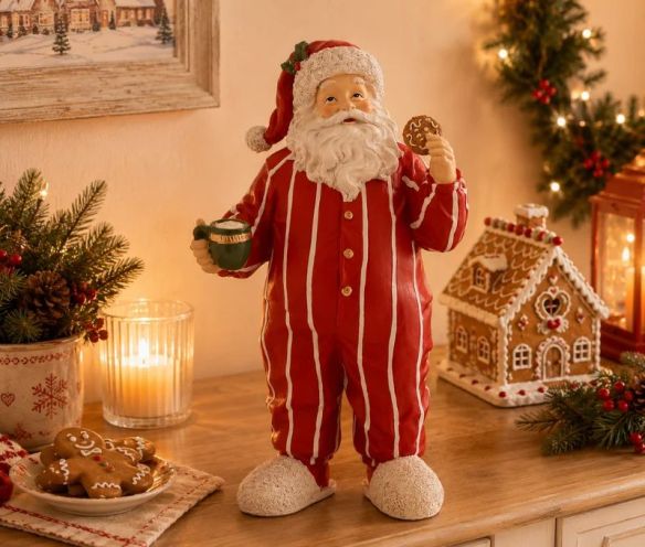 Figurine Noël résine Père Noël pyjama rayé rouge blanc tenant mug vert et biscuit pain d'épices chaussons moelleux H30cm