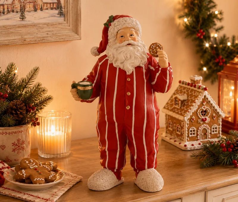 Figurine Noël résine Père Noël pyjama rayé rouge blanc tenant mug vert et biscuit pain d'épices chaussons moelleux H30cm