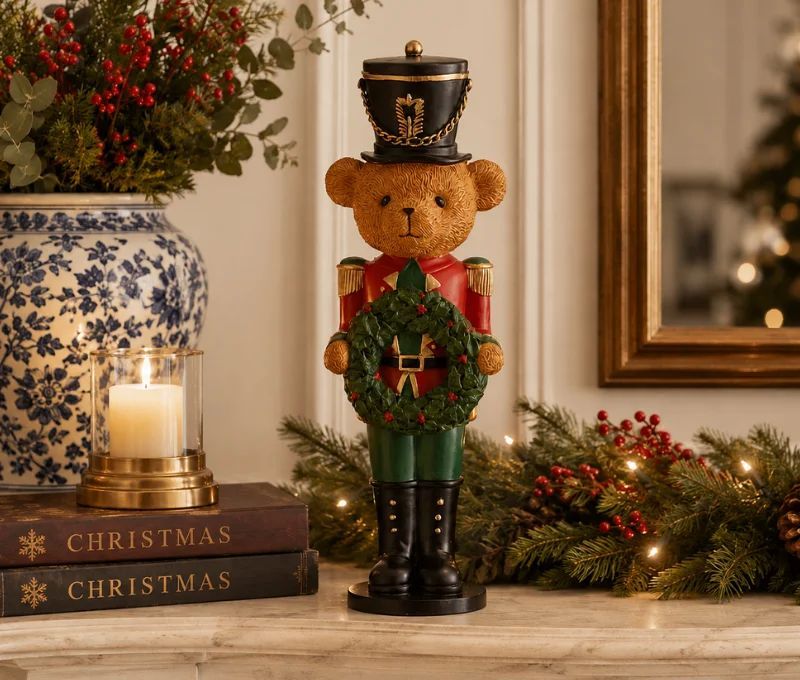 Figurine Noël résine ours teddy bear en uniforme soldat rouge vert noir doré tenant couronne houx verte baies rouges H31cm