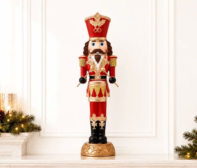 Casse-noisette tambour-major en résine H35cm rouge et or, shakot à houx, tambour triangles dorés, bottes noires, socle doré
