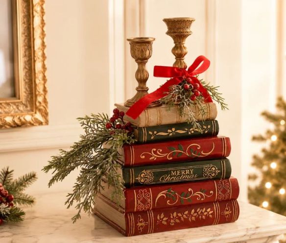 Décoration Noël résine pile livres anciens rouge vert doré Merry Christmas deux bougeoirs dorés nœud rouge baies 31cm