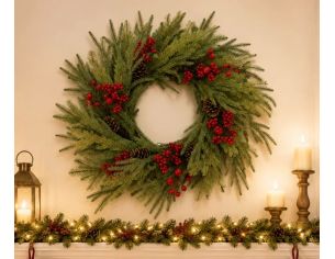 Couronne de Noël artificielle Ø60cm, branches de pin vertes, baies rouges et pommes de pin naturelles, fond blanc