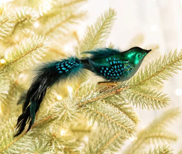 Oiseau de Noël en verre soufflé L28cm, corps vert irisé à pois bleus, queue en plumes bleues et noires, pince dorée