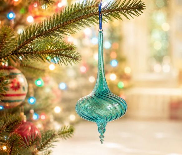 Goutte de Noël en verre soufflé H18cm bleu turquoise transparent, forme fuselée torsadée avec pointe cristal, ruban bleu