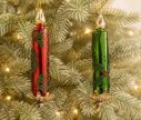 Voir la slide Set 2 bougies de Noël en verre soufflé H13cm, rouge et verte, motifs feuilles de houx vertes et baies rouges en relief, clip