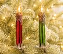 Voir la slide Set 2 bougies de Noël en verre soufflé H13cm, rouge et verte, cire dorée pailletée en relief, sur clip doré.