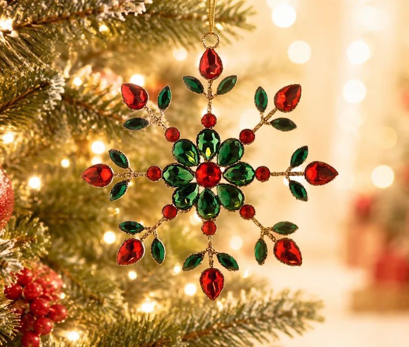 Suspension de Noël flocon en acrylique Ø18cm, pierres facettées rouges et vertes sur armature dorée, effet bijou scintillant