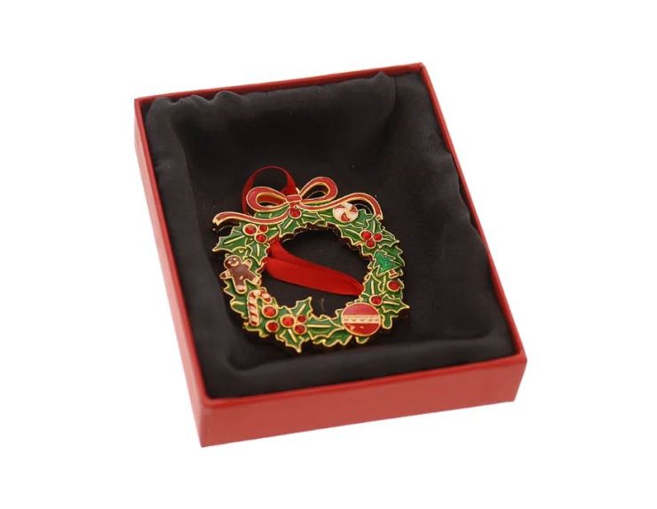 Suspension de Noël couronne métal doré émaillé 9cm, houx vert, nœud rouge, canne en sucre et boule, dans sa boîte cadeau rouge
