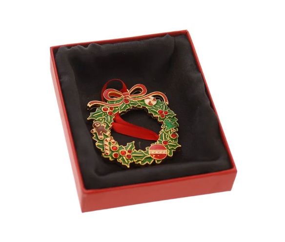 Suspension de Noël couronne métal doré émaillé 9cm, houx vert, nœud rouge, canne en sucre et boule, dans sa boîte cadeau rouge
