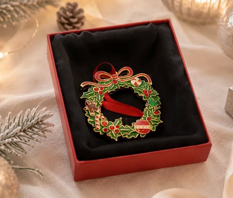 Suspension de Noël couronne métal doré émaillé 9cm, houx vert, nœud rouge, canne en sucre et boule, dans sa boîte cadeau rouge