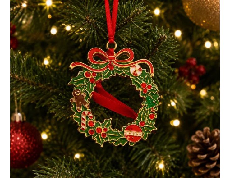 Suspension de Noël couronne métal doré émaillé 9cm, houx vert, nœud rouge, canne en sucre et boule, dans sa boîte cadeau rouge