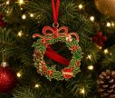 Voir la slide Suspension de Noël couronne métal doré émaillé 9cm, houx vert, nœud rouge, canne en sucre et boule, dans sa boîte cadeau rouge