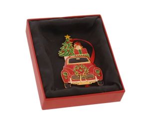 Suspension de Noël voiture rouge métal doré émaillé, sapin vert étoilé et cadeaux sur le toit, dans sa boîte cadeau