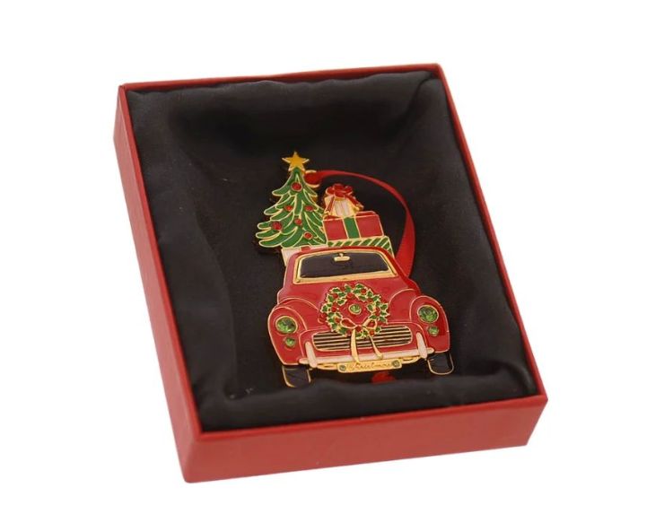 Suspension de Noël voiture rouge métal doré émaillé, sapin vert étoilé et cadeaux sur le toit, dans sa boîte cadeau