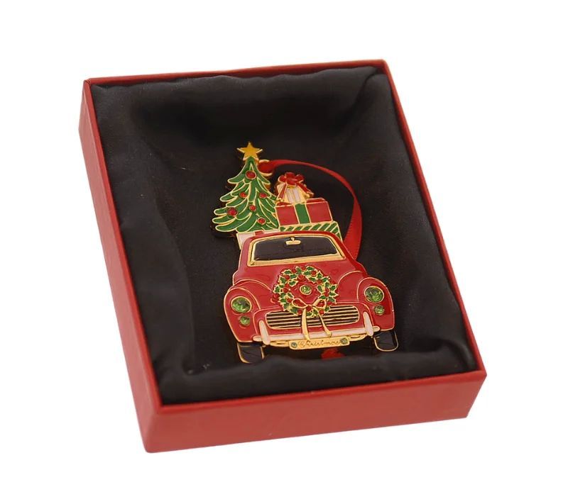 Suspension de Noël voiture rouge métal doré émaillé, sapin vert étoilé et cadeaux sur le toit, dans sa boîte cadeau