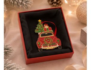 Suspension de Noël voiture rouge métal doré émaillé, sapin vert étoilé et cadeaux sur le toit, dans sa boîte cadeau