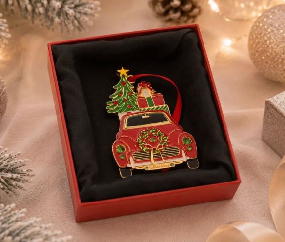 Suspension de Noël voiture rouge métal doré émaillé, sapin vert étoilé et cadeaux sur le toit, dans sa boîte cadeau