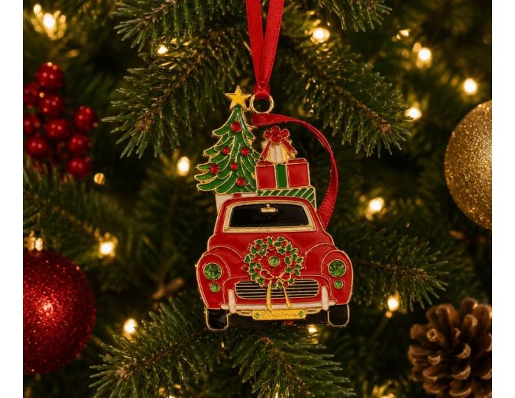 Suspension de Noël voiture rouge métal doré émaillé, sapin vert étoilé et cadeaux sur le toit, dans sa boîte cadeau