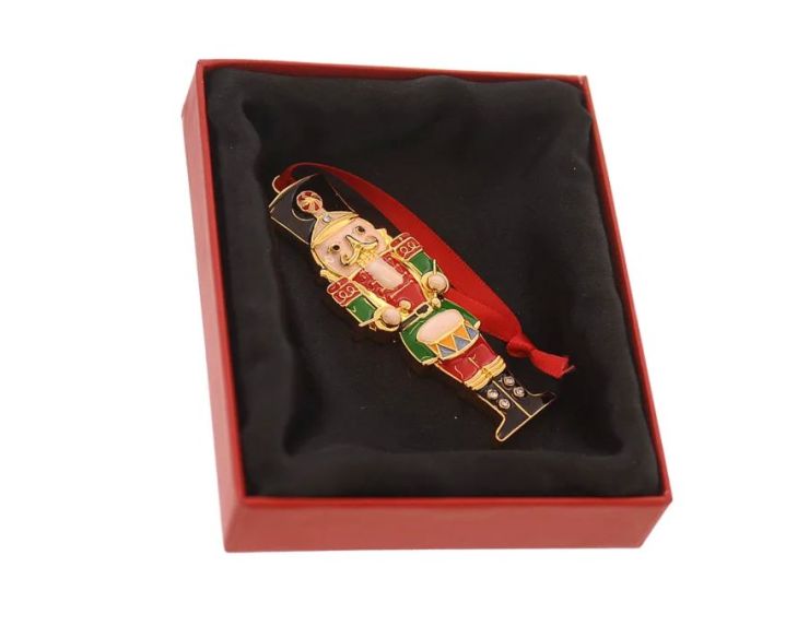 Suspension de Noël casse-noisette métal doré émaillé rouge vert et noir, uniforme, tambour, bottes, ruban rouge boîte cadeau