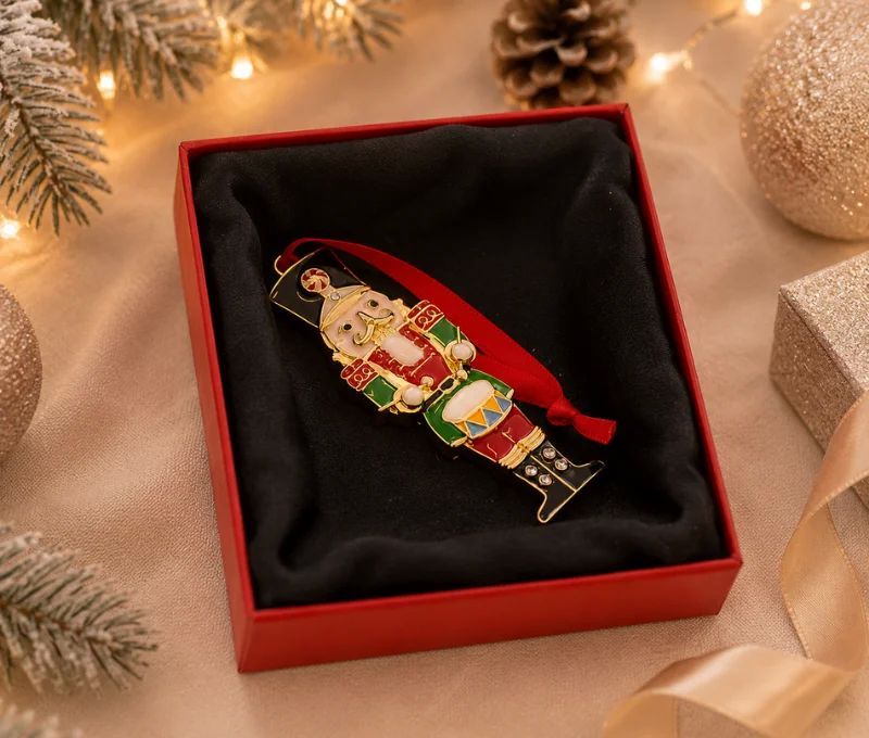 Suspension de Noël casse-noisette métal doré émaillé rouge vert et noir, uniforme, tambour, bottes, ruban rouge boîte cadeau