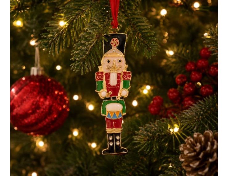 Suspension de Noël casse-noisette métal doré émaillé rouge vert et noir, uniforme, tambour, bottes, ruban rouge boîte cadeau
