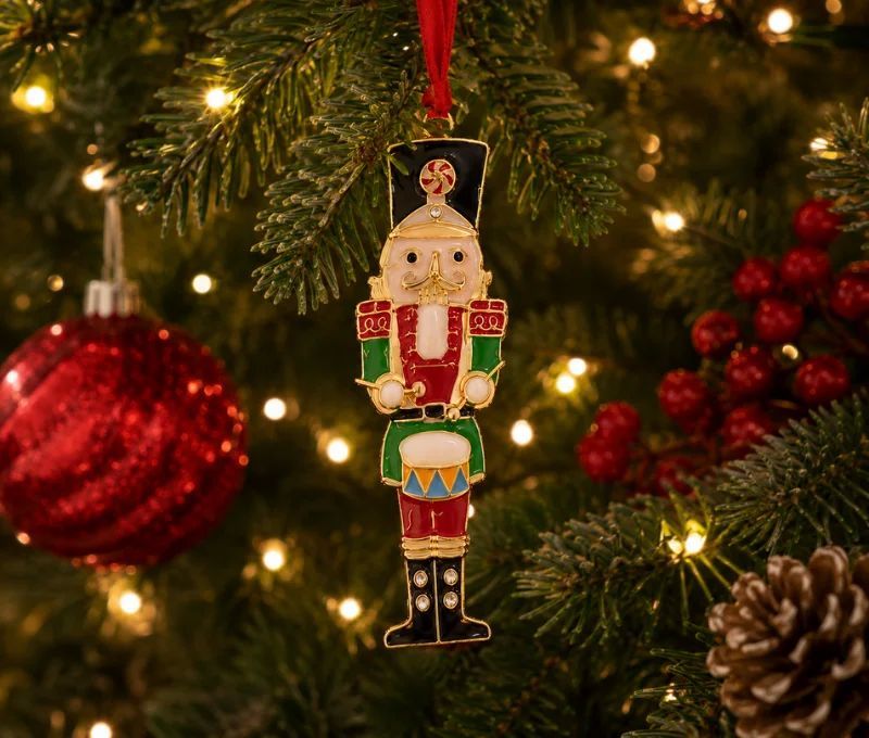 Suspension de Noël casse-noisette métal doré émaillé rouge vert et noir, uniforme, tambour, bottes, ruban rouge boîte cadeau