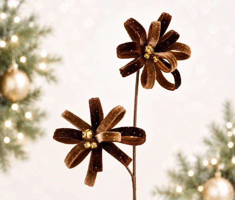 Pick décoratif deux fleurs velours marron pailletées et clochettes dorées pour sapin de Noël H70cm