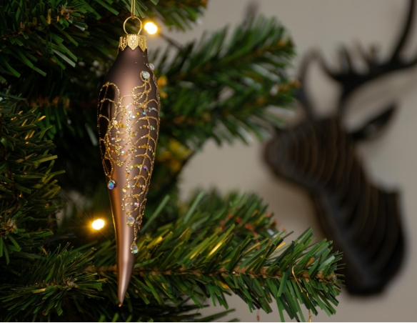 Goutte de Noël brune en verre soufflé et décorée à la main. Décors doré sur la goutte en verre, hauteur 12cm.