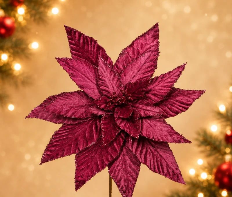 Fleur poinsettia velours bordeaux à clip H30cm, pétales nervurés aux bords pailletés, fixation sapin