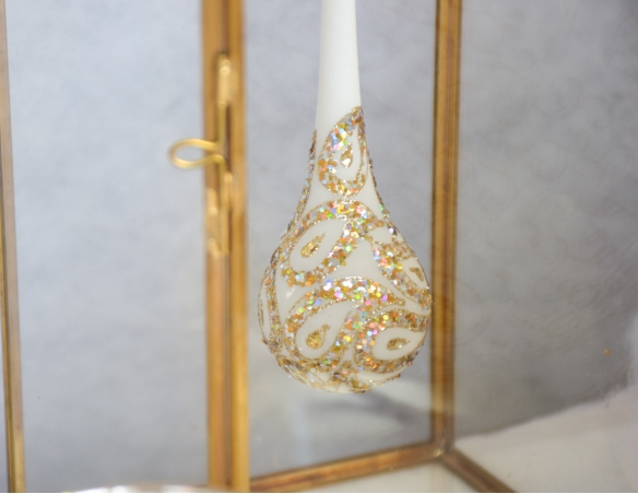 Goutte de Noël blanche motifs cachemire dorés en verre soufflé et décorée à la main. hauteur 24cm