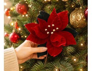 Fleur Poinsettia Ø25cm, pétales velours rouge nervurés, feuilles velours vert sapin, cœur perles dorées