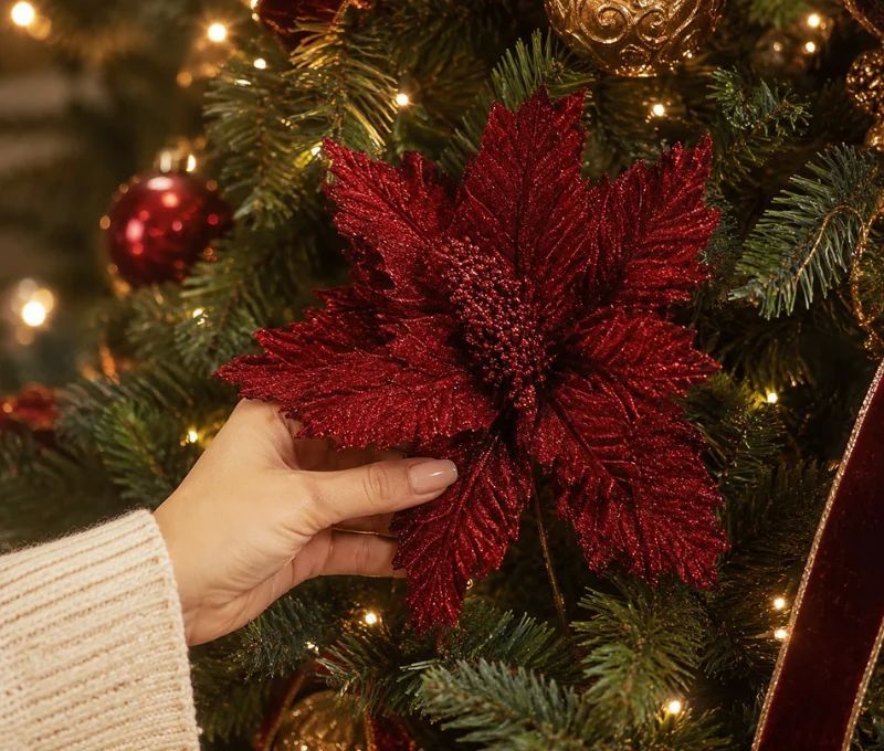 Fleur Poinsettia velours rouge H30cm entièrement pailletée, pétales et bords nervurés recouverts de paillettes rouges