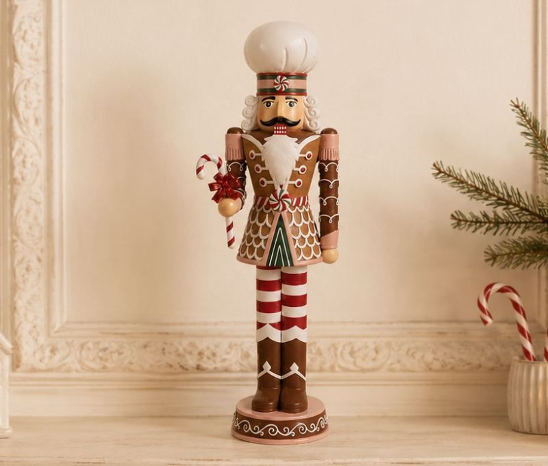 Figurine casse-noisette Ferdinand H46cm, costume pain d’épices brun rouge et blanc, toque blanche, canne de sucre