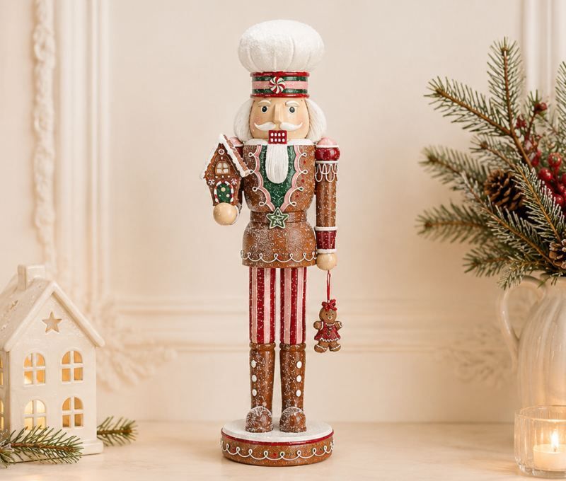 Figurine casse-noisette Ernest H46cm en résine, look pain d’épices, maison biscuit et bonhomme suspendu